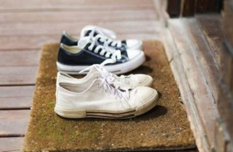 هل ينبغي خلع الحذاء قبل دخول المنزل؟ 