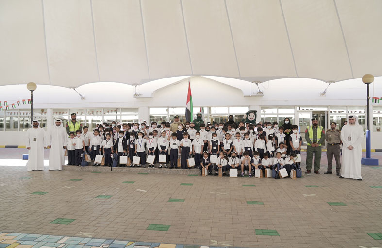 مركز شرطة حتا يهنئ المدارس بحلول العام الدراسي الجديد