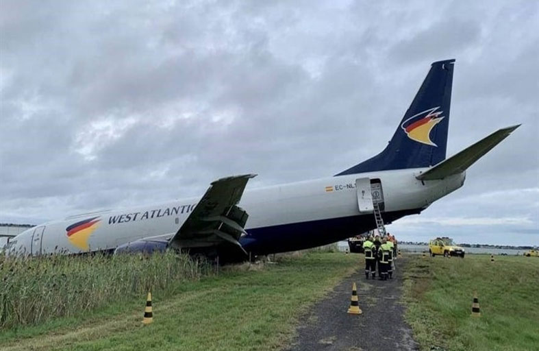 طائرة تنحرف عن مدرج مطار سانت بطرسبرغ 