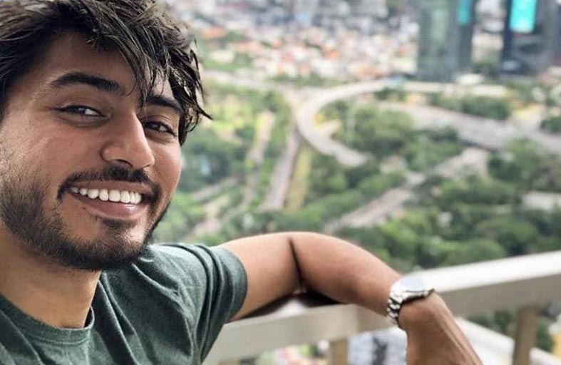 مساعده قتله وقطع رأسه والسبب «الدَّين»