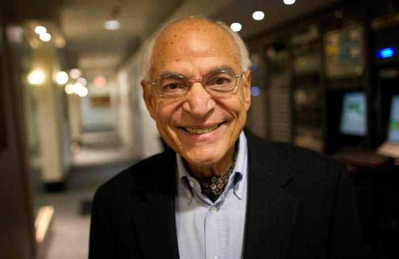 فاروق الباز يكشف رأيه في الكائنات الفضائية