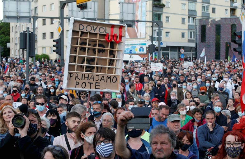 تظاهرة تطالب باستقالة رئيس الوزراء في سلوفينيا 