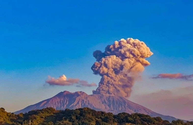 بركان ساكوراجيما يشعل سماء اليابان 