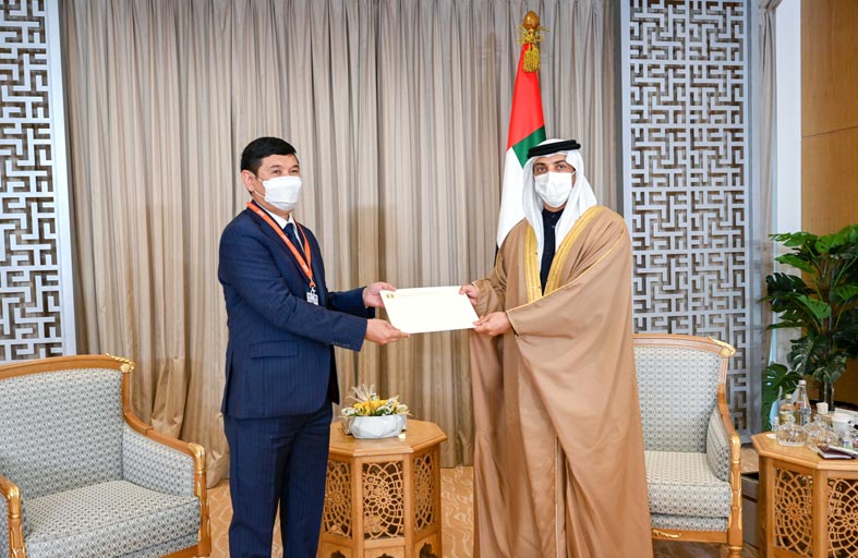 منصور بن زايد يتسلم رسالة خطية من رئيس وزراء كازاخستان 