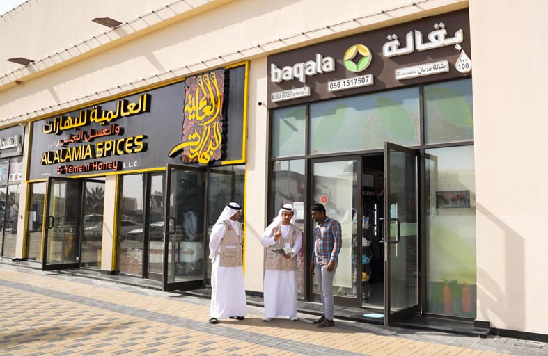 اختتام حملة التوعية لنظافة الأرصفة أمام المحلات التجارية بمنطقة الظفرة