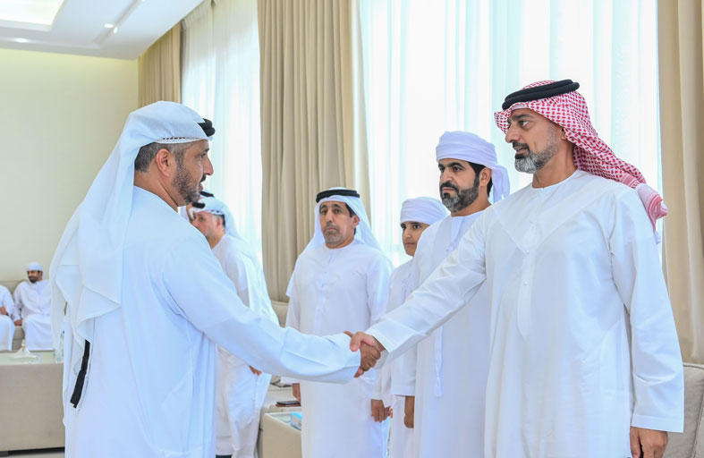 عمار بن حميد يقدم واجب العزاء في وفاة علي عبيد الكتبي