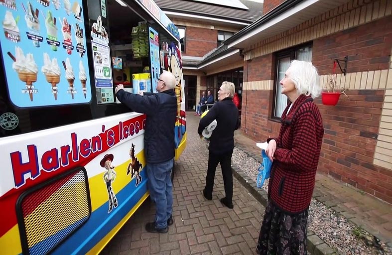 بائع مثلجات لخدمة الناس المعزولين