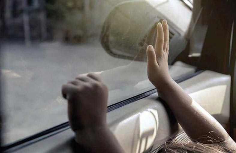 أم نسيت طفلها بالسيارة فوقعت الكارثة