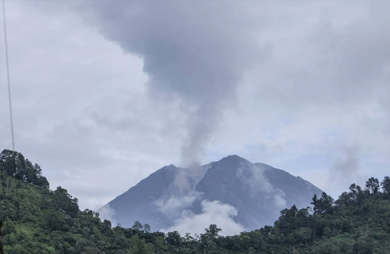 إنقاذ 170 متسلقاً من ثوران بركاني 