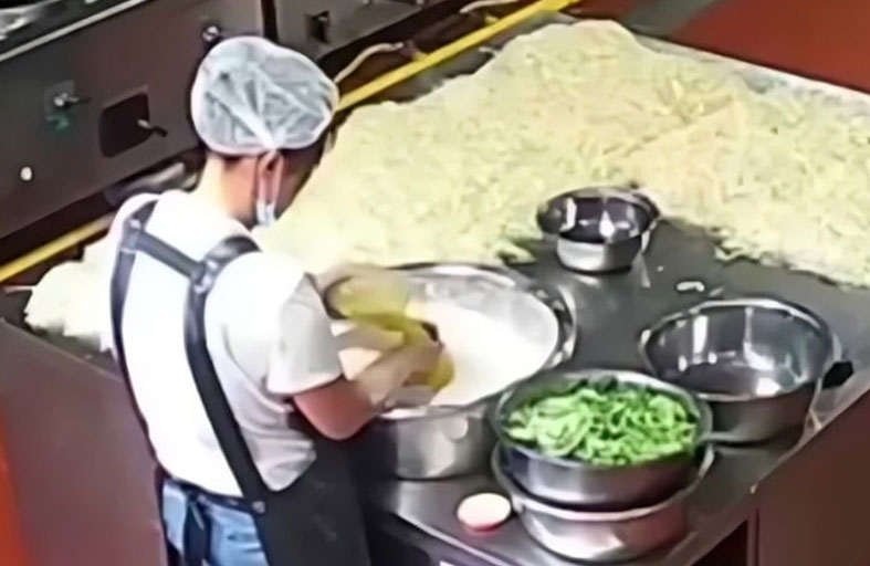 طباخ يتسبب بتسمم أكثر من 200 طفل 