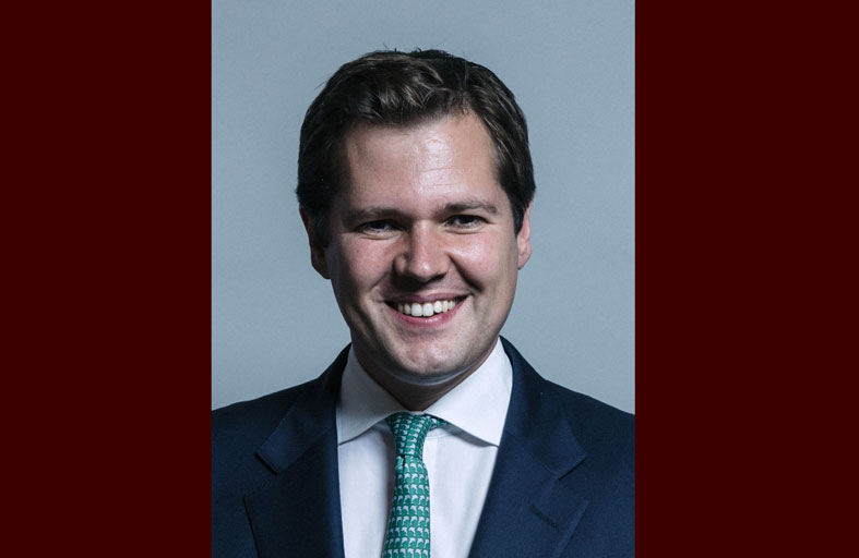 وزير بريطاني: نريد إعادة رفع قيود كورونا ببطء وحذر 