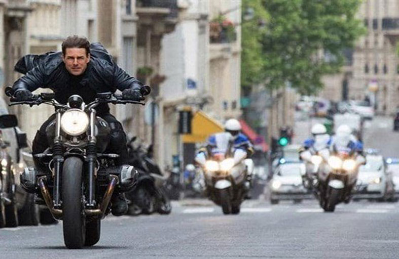 كورونا يحتجز  توم كروز