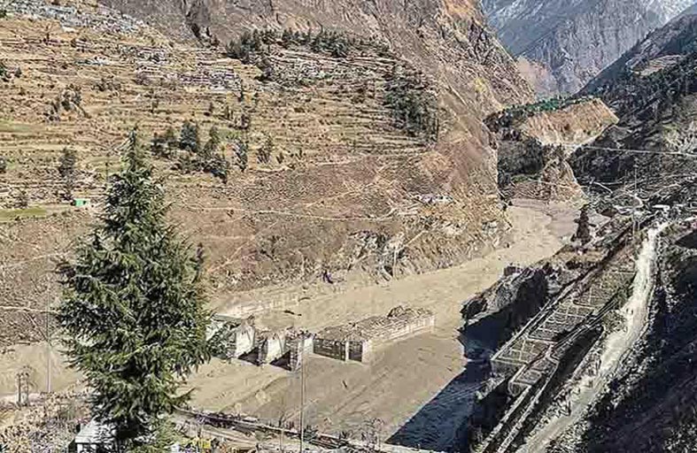 18 قتيلاً وفقدان 200 في انهيار جليدي