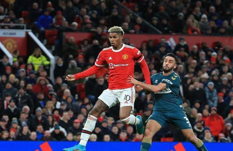 يونايتد يواصل خيباته ويفرط بالمركز الرابع 