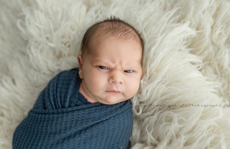 «رضيع عابس» يتحول إلى نجم على الإنترنت