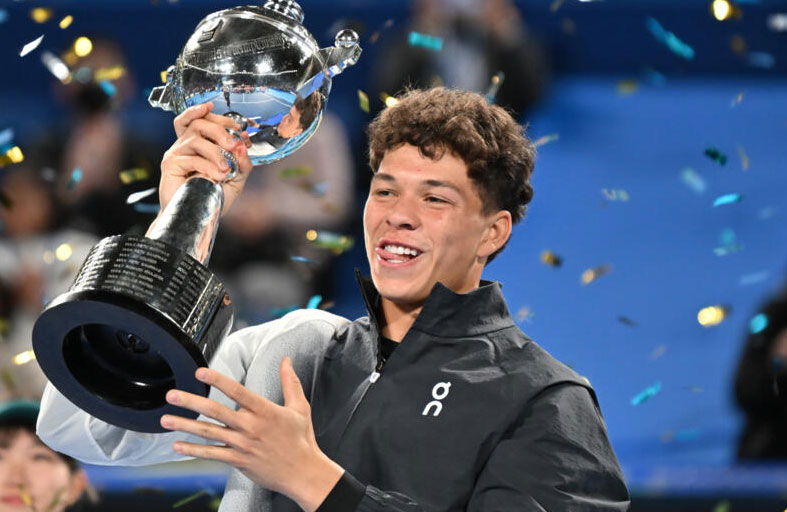 الأميركي شيلتون يحرز أول لقب في مسيرته 