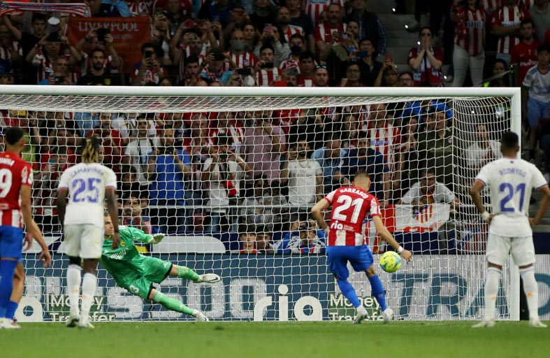 أتلتيكو مدريد يحسم الدربي ويقترب  من دوري الأبطال 