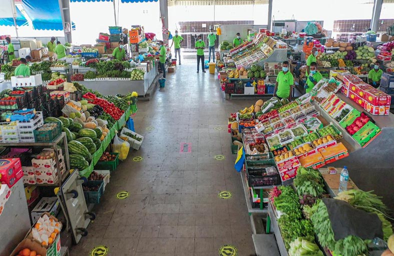 بلدية مدينة أبوظبي تعيد افتتاح منصات البيع في سوق الخضار والفاكهة بأبوظبي