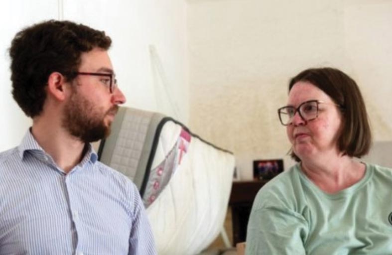 تقاضي شركتها لتلقيها راتباً دون عمل لمدة 20 عاماً