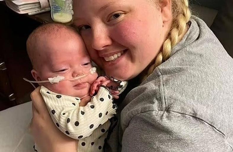 تلد طفلة وهي في شهرها الخامس