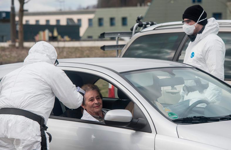 طوارئ في الولايات المتحدة.. وأوروبا تقيد حركة التنقل 