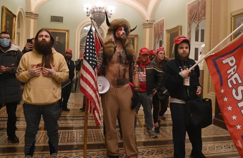 «شامان كيو»، تحت الزي يتخفى نازي جديد...!