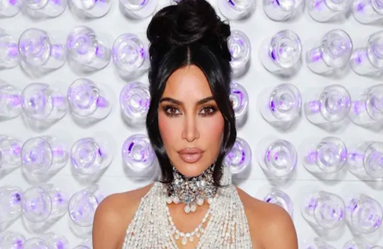 كيم كارداشيان تتعرض لهجوم من قطة مصمم شانيل