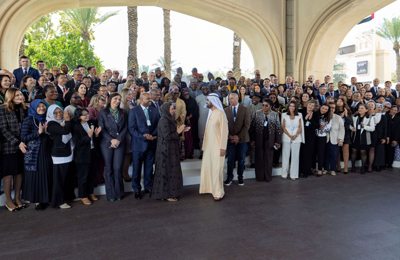 محمد بن راشد يشهد تخريج 377 منتسبا من 17 برنامجا لتأهيل القيادات الحكومية من 45 دولة 