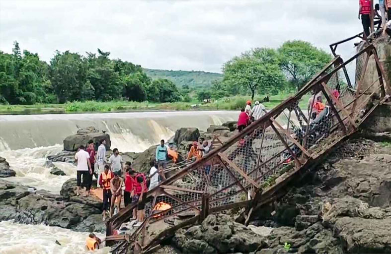 انهيار جسر يودي بحياة 6 سياح 