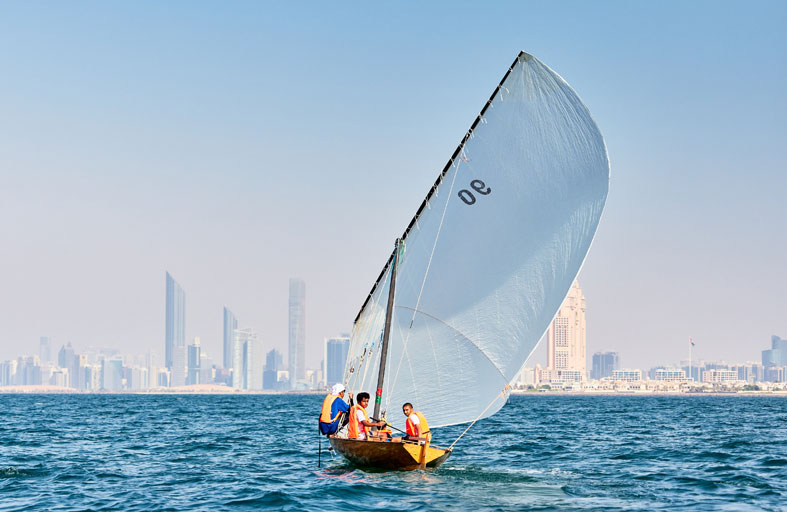 «الصاروخ» يفوز بسباق أبوظبي للمحامل الشراعية فئة 22 قدما 