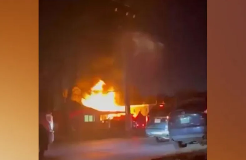 طائرة تصطدم بمبنى سكني 