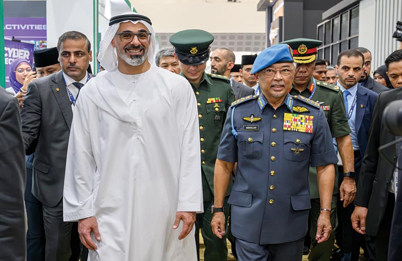 خالد بن محمد بن زايد يزور معرض الملاحة والفضاء 