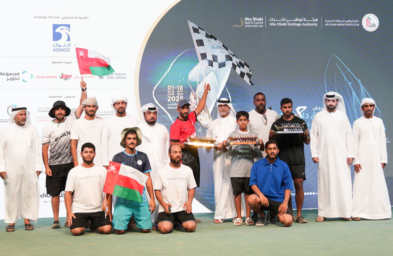 تتويج الفائزين بسباق دلما لقوارب التجديف التراثية 