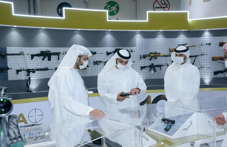 خالد بن سلطان بن زايد يزور أجنحة معرض الصيد والفروسية