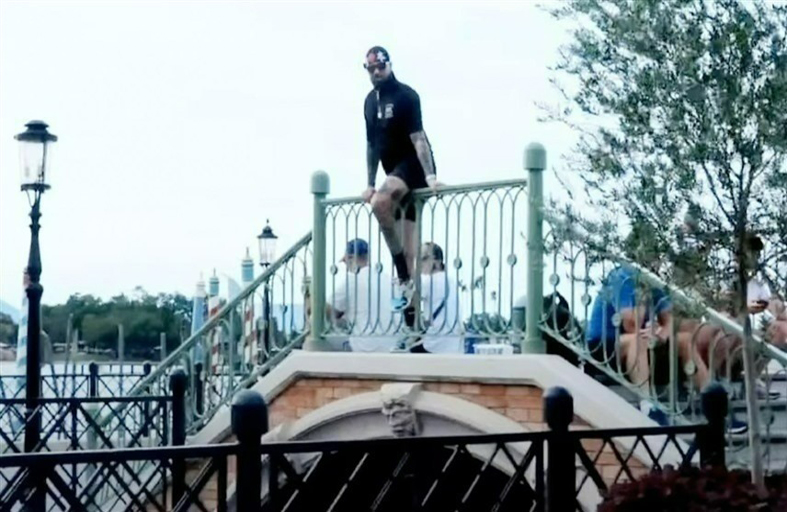 من أجل 60 ألف دولار.. يقفز في بحيرة 