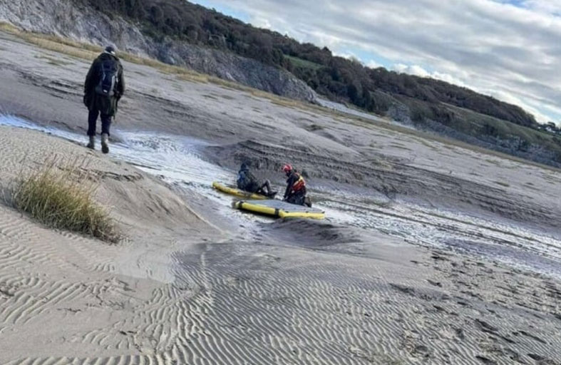 عملية إنقاذ مثيرة لبريطاني ابتلعته الرمال المتحركة