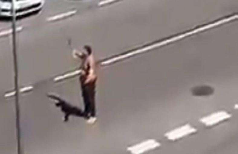 يهاجم الشرطة عاريا.. أنا مصاب بكورونا