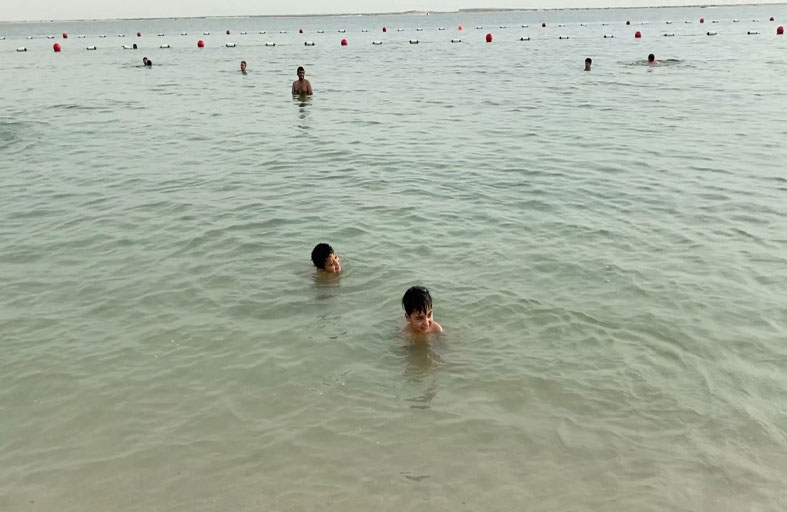 شرطة أبوظبي تحذر من ترك الأطفال على الشواطئ دون رقابة