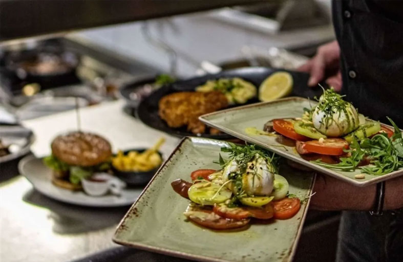 القبض على أب وابنه بتهمة الاحتيال على 100 مطعم