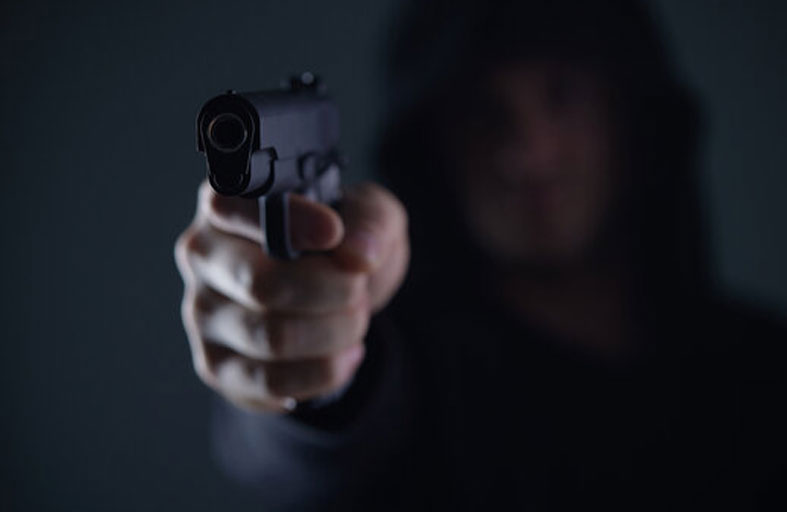 يفتح النار على شقيقين طرقا بابه لإنهاء خلاف