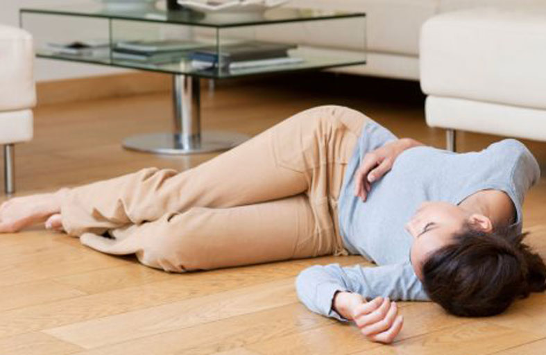 طبيب يوضح ما لا يجب فعله لشخص مغمي عليه