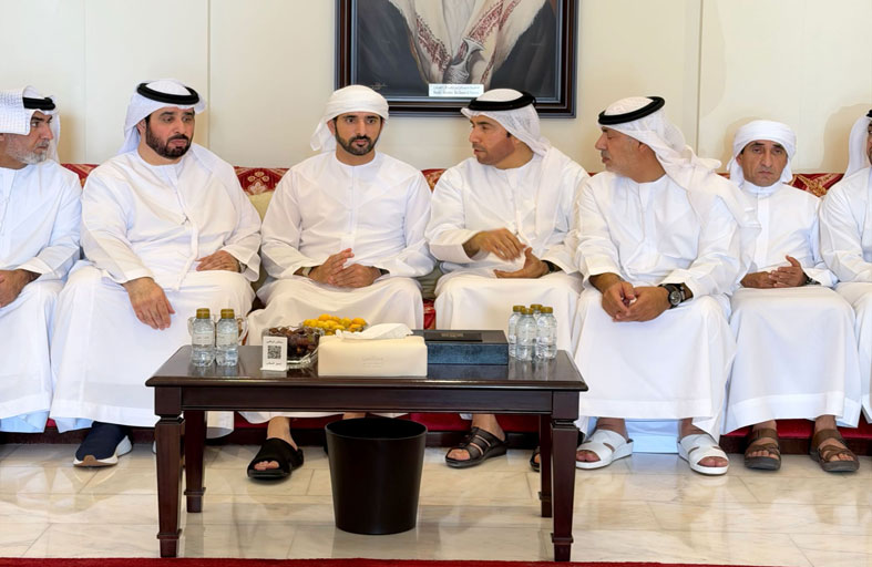 حمدان بن محمد يقدم واجب العزاء في وفاة عائشة بنت حمد العرياني