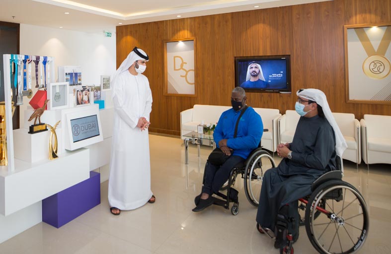 منصور بن محمد يلتقي محمد خميس ويحثه على مواصلة الإنجازات 