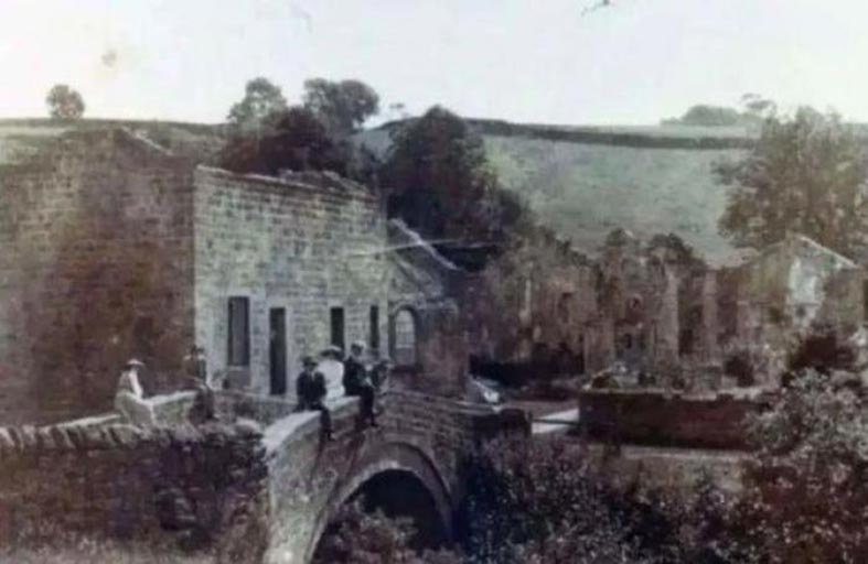 الجفاف يكشف عن قرية كانت مغمورة