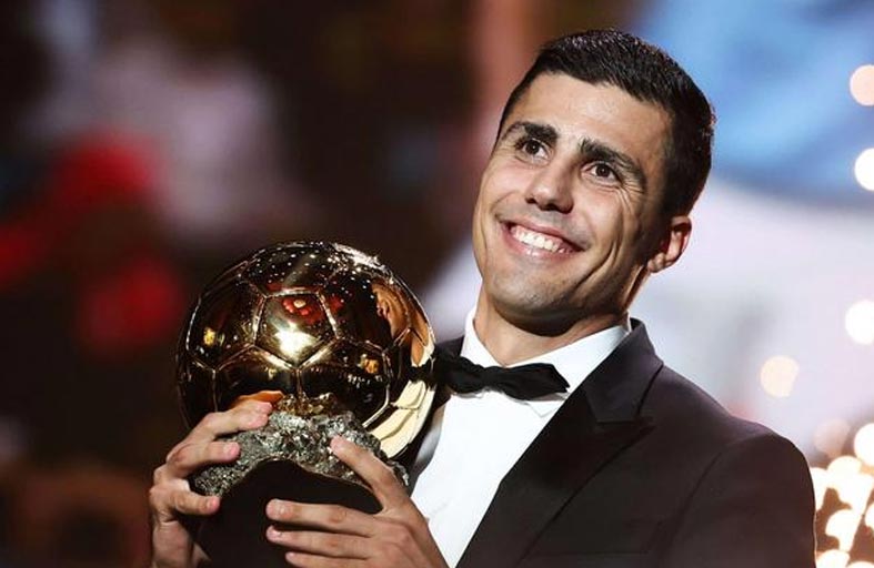 رودري يحرز الجائزة المرموقة في حفل قاطعه ريال مدريد 