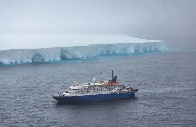 تفتت جبل جليدي ضخم في القارة القطبية الجنوبية 