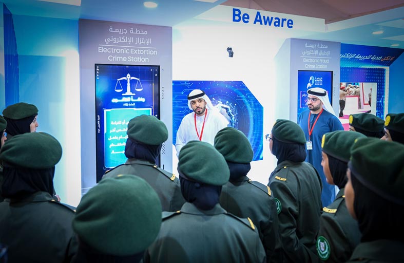 شرطة الشارقة تستعرض مبادراتها في معرض الشرطة العسكرية لمكافحة المخدرات 