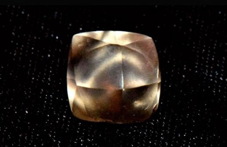 طفلة تعثر على ألماسة ضخمة 