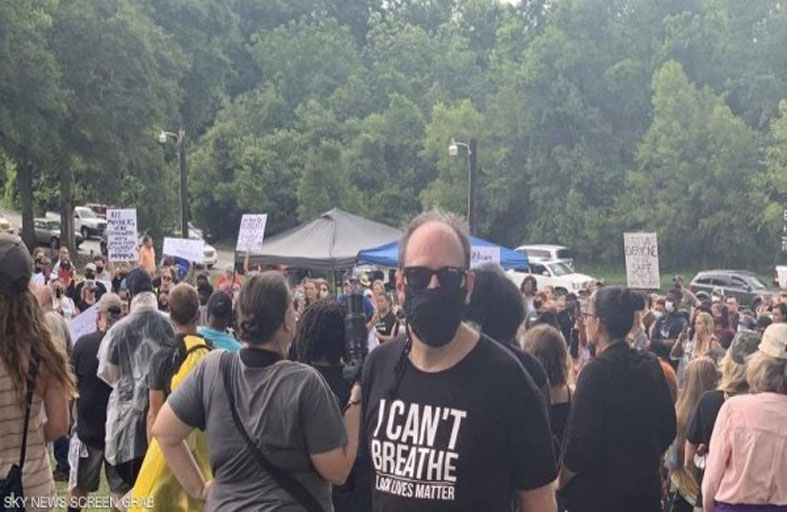 حاصد الأرواح  ينسى نصائحه.. ويظهر في الاحتجاجات