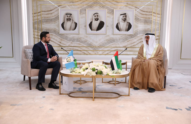 صقر غباش يبحث تعزيز العلاقات الثنائية مع سفير غواتيمالا